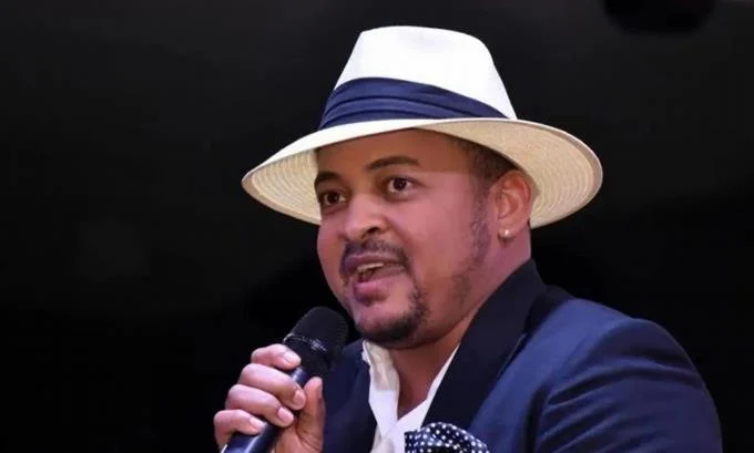 Wason Brazobán está convencido de que hay una élite manipulando todo