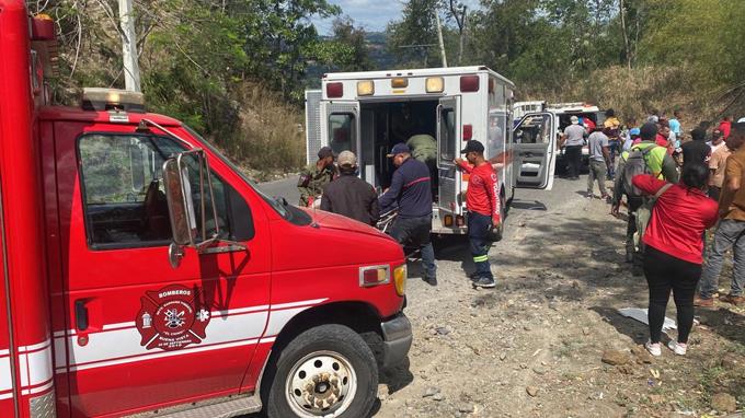 Dos muertos y varios heridos tras accidente entre varios vehículos en carretera Jarabacoa-La Vega.