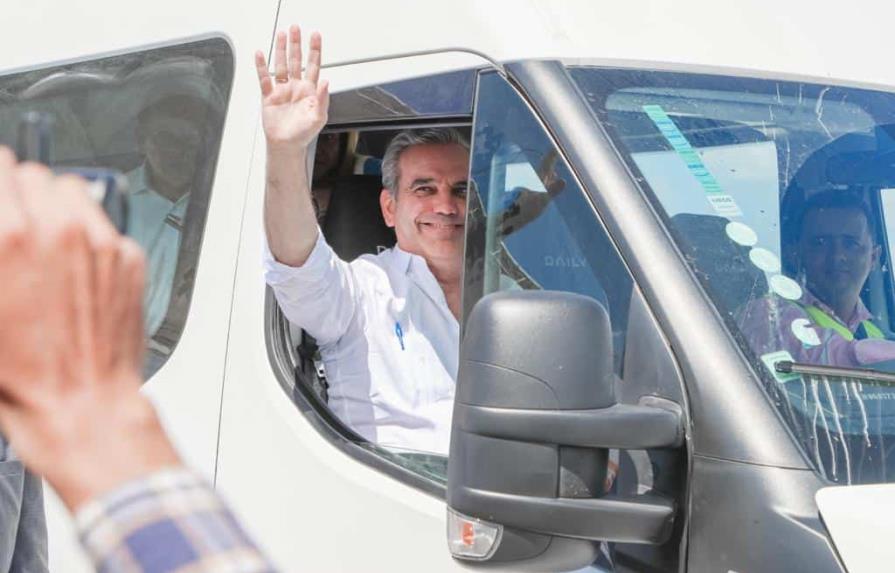 Abinader invita otra vez a la oposición a “caerle atrás”