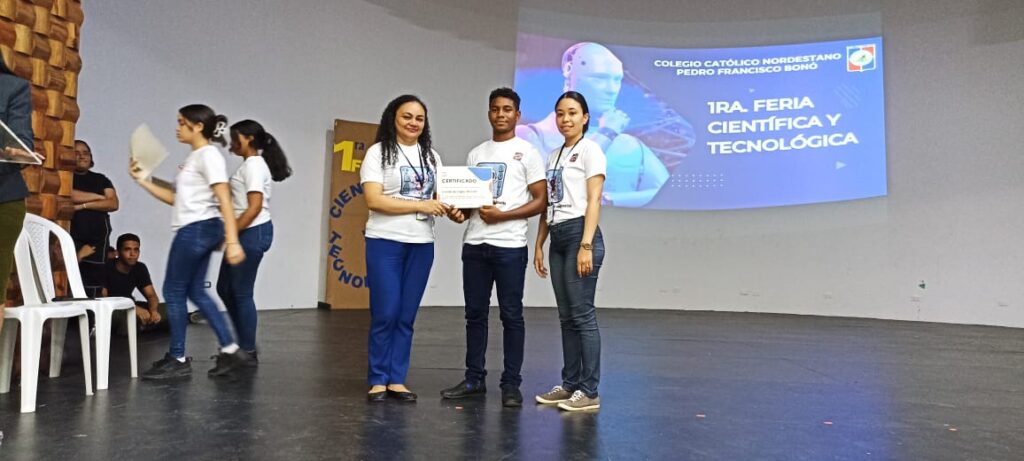 Primera Feria de Ciencia y Tecnología en el Colegio Pedro Francisco Bonó, S.F.M.