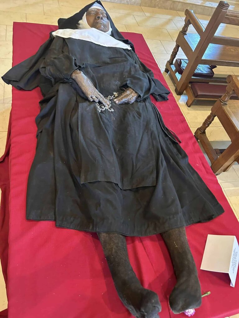 Exhuman el cuerpo de una monja cuatro años después de su muerte sin signos de descomposición.