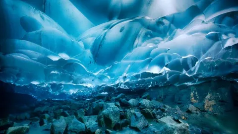 Admira la belleza natural de las Cuevas de Hielo Mendenhall en Alaska.