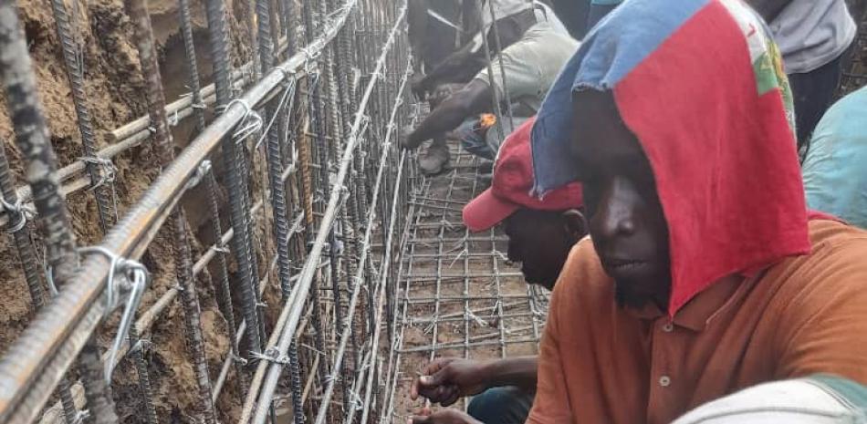 Haitianos no detienen construcción de canal a pesar de cierre de frontera.