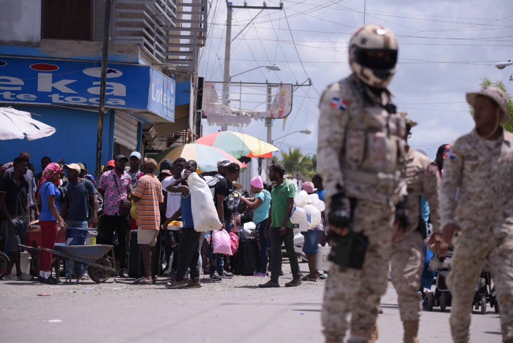 Una tensa calma en la frontera pese a amenaza de cierre por construcción de canal