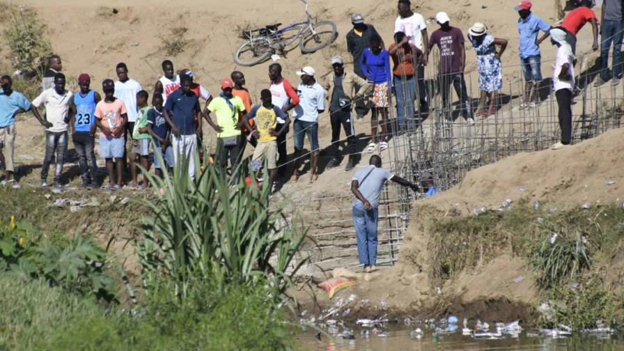 El Gobierno haitiano afirma que debe construirse el polémico canal en el río fronterizo.