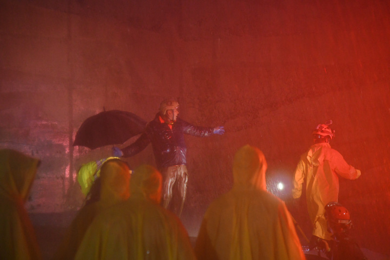 Abinader suspende labores hasta las 7:00 a. m. del lunes tras daños provocados por disturbio tropical.