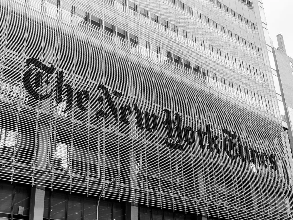 The New York Times demanda a OpenAI y Microsoft por el uso de obras con derechos de autor en la IA.