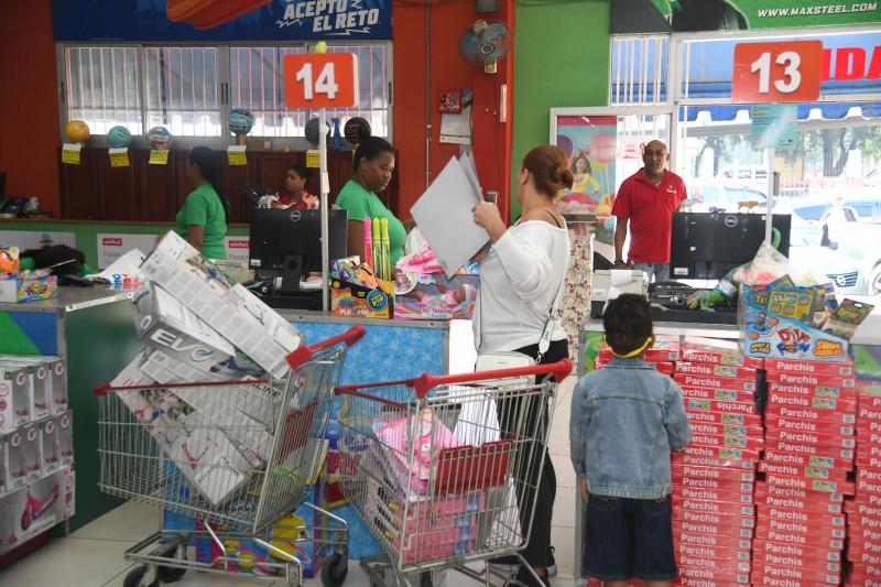 Niños prefieren aparatos electrónicos y padres insisten en regalar juguetes tradicionales.